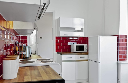 Stoke-on-Trent House | ⭑ Staywhenever TS- 4 Bedroom House | King Size Beds | Sleeps 9 ⭑