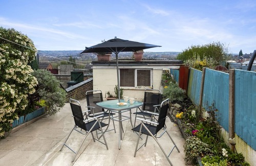Stoke-on-Trent House | ⭑ Staywhenever TS- 4 Bedroom House | King Size Beds | Sleeps 9 ⭑