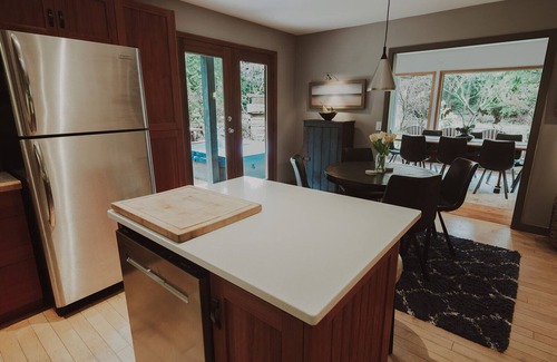 Tofino House | Steller's Jay Retreat — a short stroll to Chesterman Beach! Dog-friendly.