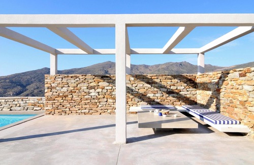 Milopotas Villa | Stemma- Crown of the Agean