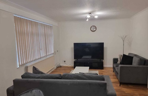 Thamesmead House | Step inside and you're greeted by the peaceful ambiance and ample space.