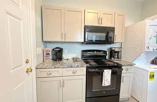 Greenville House | Steps Away Downtown Douthit Greenville Getaway!