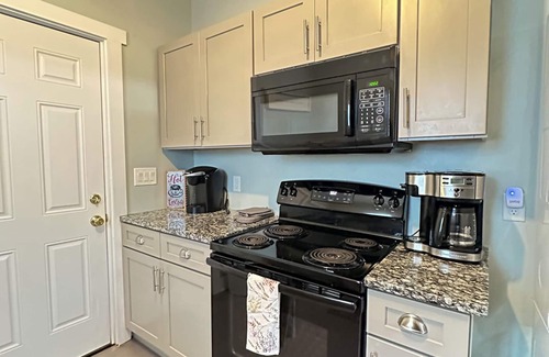 Greenville House | Steps Away Downtown Douthit Greenville Getaway!