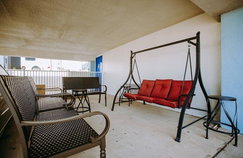 Clear Lake Shores Hotel | Steps Away from Kemah Boardwalk: Couple Stay with Easy Access to Route 146