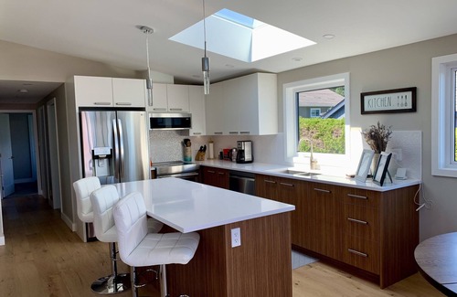 Courtenay House | Steps away from the beach with endless views