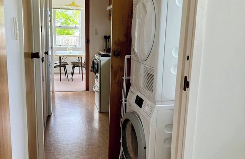Narrow Neck House | Steps from Cheltenham Beach and Local Delights!
