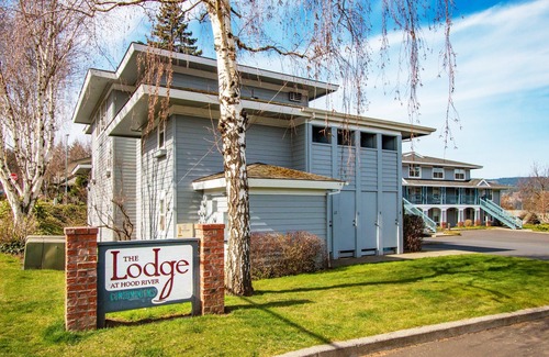 Hood River Condo | Steps From Downtown, Lodge Condo, A/C, Roomy & Comfy
