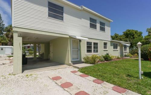 Siesta Key Village House | Steps to #1 Beach in America Siesta Beach!