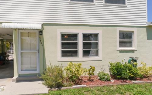 Siesta Key Village House | Steps to #1 Beach in America Siesta Beach!