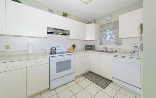 Siesta Key Village House | Steps to #1 Beach in America Siesta Beach!