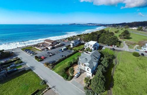 El Granada House | Steps to Beach and Amazing Ocean Views - Miramar Home