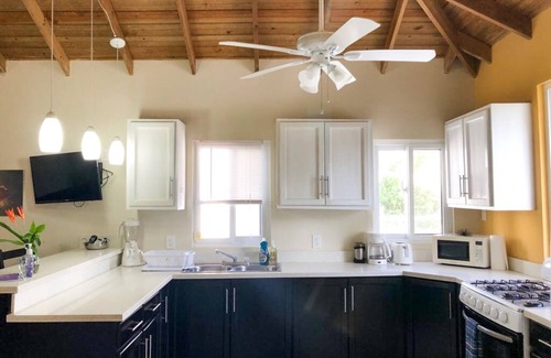 Antoneys Cay Apartment | Steps to beach in Half Moon Bay- West End STARLINK wifi
