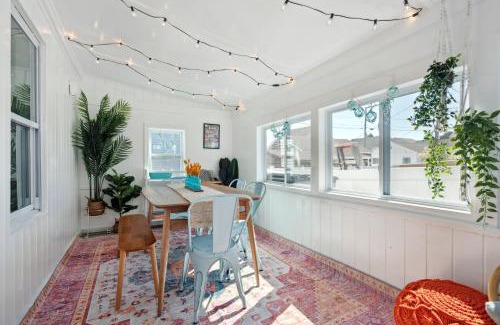 Hampton House | Steps to Beach Porch Grill - The Sister Cottages