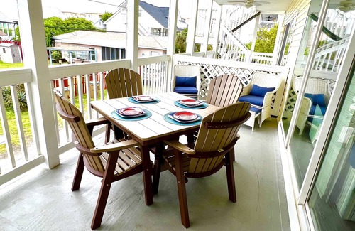 Tybee Island Condo | Steps to beach, restaurants, shops & pier ~ updated ~ large deck ~ fully stocked