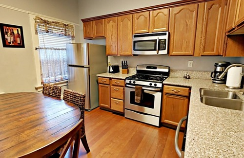 Golden Hill House | Steps to Broadway! Near Downtown, Zoo, Coronado, The Midway, SD BAY, NEW Jacuzzi, BBQ!