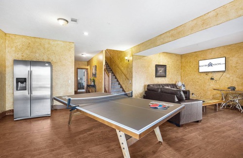 Branson House | Steps to Lake from Lodge Boat Slip Free Daily Attraction Tickets Ping Pong Table