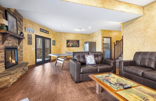 Branson House | Steps to Lake from Lodge Boat Slip Free Daily Attraction Tickets Ping Pong Table