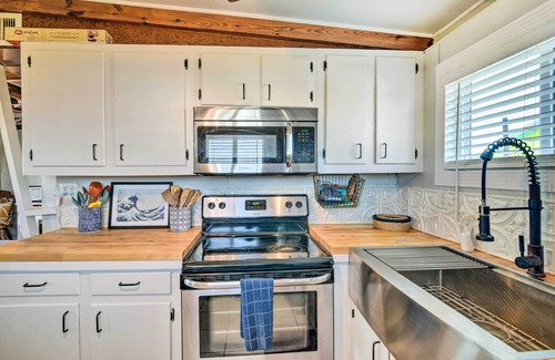 Surfside Beach Cottage | Steps to Sand: Surfside Beach Gem w/Large Yard