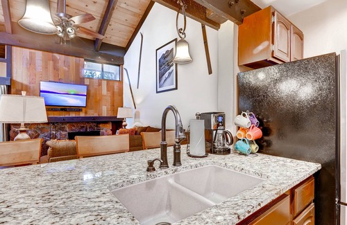 South Lake Tahoe House | Steps to the beach, Pool, Hot Tub, Sauna LLV480