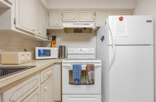 Cocoa Beach Condo | Steps to the Beach – Cozy 2-Bedroom Condo