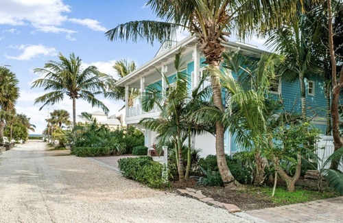 Juno Beach Apartment | Steps to the Ocean-1 Bd/1Ba Quiet Beach Apartment- Beautiful Sunrises Await You