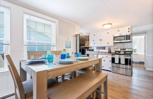 Ocean Park Apartment | Steps to the Beach! Dog & Fam. Friendly, Outdoor Shower & Lounge Area, Sleeps 6
