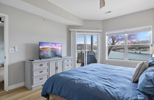 Camdenton House | Steps to Water, Serene View, Updated Condo Family Fun w/3 Pools in Camdenton