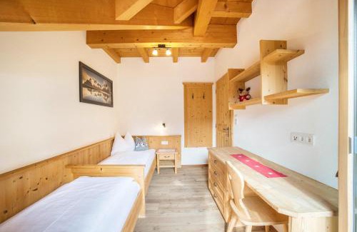 Monguelfo Apartment | Stoffnerhof Apt Alpenrose