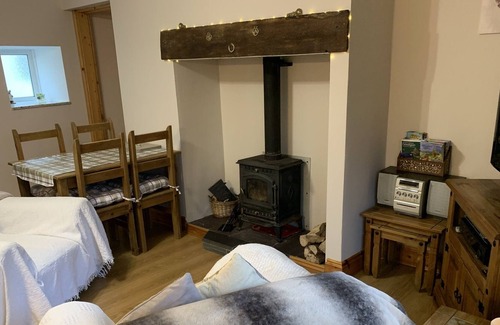 Oakford Cottage | Stone cosy welsh cottage close to the sea