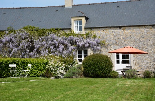 Crouay House | Stone cottage near Bayeux and D-Day sites, green and quiet.