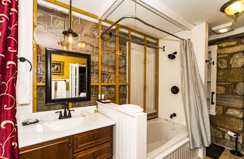 Lovettsville Bed & Breakfast | Stone Manor Boutique Inn