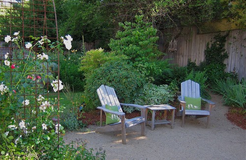 Skidmore Academy Historic District House | Stone's Throw Bungalow ~ Walk to Plays, Licensed/Legal, Private Entrance, Garden