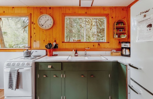 Skykomish Cabin | Stonecutter's Cabin - couples retreat on the river surrounded by nature