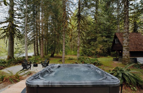 Skykomish Cabin | Stonecutter's Cabin - couples retreat on the river surrounded by nature