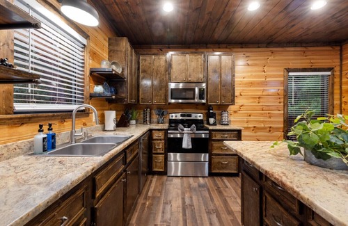 Broken Bow Cabin | Stonewall Cabin · Lovers' Paradise: Intimate Cabin with Soak-In Tub