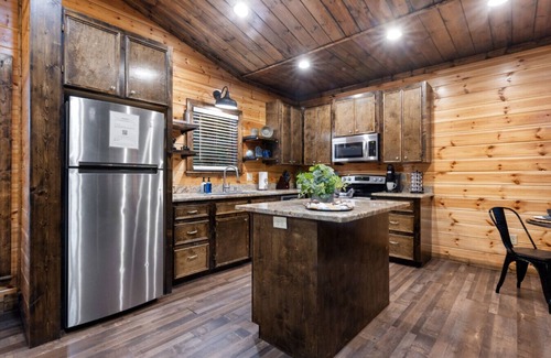 Broken Bow Cabin | Stonewall Cabin · Lovers' Paradise: Intimate Cabin with Soak-In Tub
