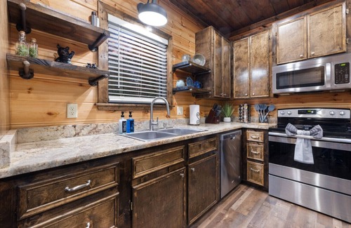 Broken Bow Cabin | Stonewall Cabin · Lovers' Paradise: Intimate Cabin with Soak-In Tub