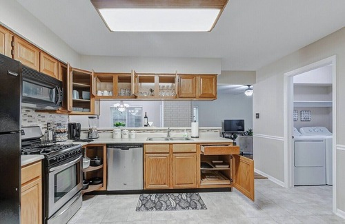 Indian Springs House | Stony Bridge · Spa & Pool Oasis: Prime Location in The Woodlands