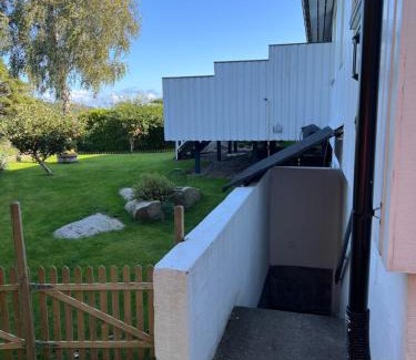 Mandal Apartment | Stor, velutstyrt sokkel leilighet i Mandal