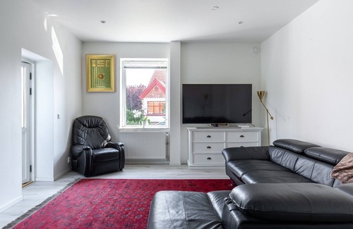 Hindby Villa | Stort hus i Lugnt Område med Stor Trädgård