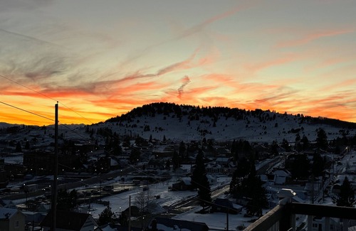 Cripple Creek House | StoryBrook Mountain Escape. Pet-Friendly. Stunning views. Event Inquiry.