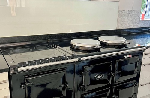 Wixford House | Stratford 4 BR Family Mansion with Pool, Gym & BBQ