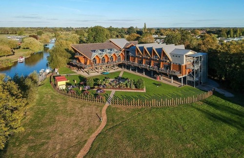 Tiddington House | Stratford Caravan WCF (Pet)