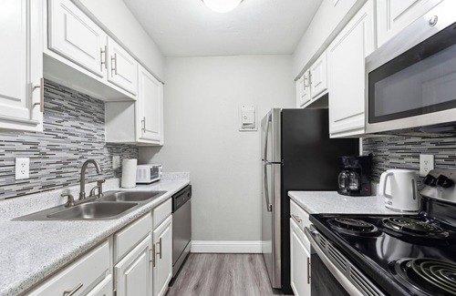 South Arlington Apartment | Stratton 2409-R I Spacious 1 Bed 1 Bath