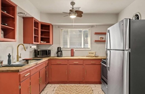 Roselawn Finance Apartment | Strawberry 3BD 1BA Suite W/Fireplace & W/D close to local hospitals and downtown