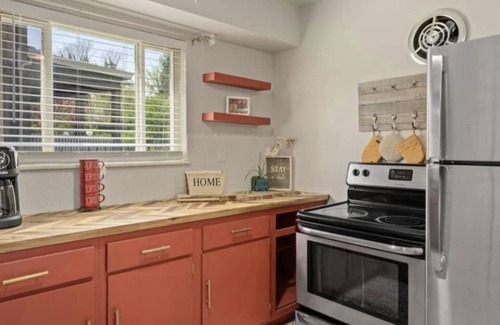 Roselawn Finance Apartment | Strawberry 3BD 1BA Suite W/Fireplace & W/D close to local hospitals and downtown