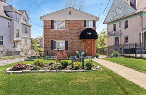 Roselawn Finance Apartment | Strawberry 3BD 1BA Suite W/Fireplace & W/D close to local hospitals and downtown