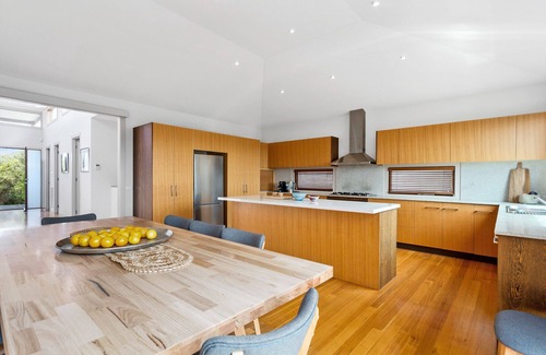 Sorrento House | Strawberry Fields - with pool & walking distance to Sorrento main street