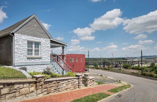 Kansas City House | Strawberry Hill Bungalow w/Incredible DT Views