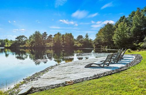 Long Pond House | Strawberry Shores by AvantStay Lakefront Private Beach
